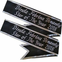 SELEMPANG WISUDA 2 BARIS Bahan Beludru Premium Bordir Rapi Font Trendy Personalisasi Nama Graduation