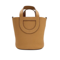 【Hermes 愛馬仕】In The Loop 18 TC牛皮金釦手提水桶包(餅乾色)