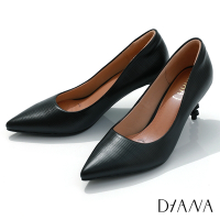 DIANA 7 cm細緻光澤壓紋羊皮素色幾何設計跟尖頭高跟鞋-漫步雲端焦糖美人-黑