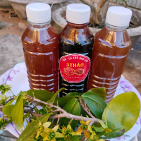 combo 330ml nước mắm rươi đặc biệt.330ml nước mắm đang phơi nắng. 330ml nước màu dừa đậm vị.