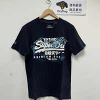 跩狗嚴選 極度乾燥 Superdry 跨文化融合 日本風格 飛龍 龍紋 雲紋 短袖 T恤 中磅 純棉 深藍 經典Logo