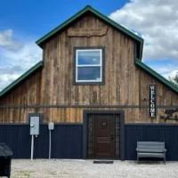 住宿 Escape to A Luxe Mountain Barn Home Retreat w Gourmet Kitchen 3 beds, 2 and Half Baths near YNP! 