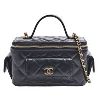 CHANEL 經典雙C LOGO菱格紋小羊皮多口袋拉鍊手提/斜背包(黑)
