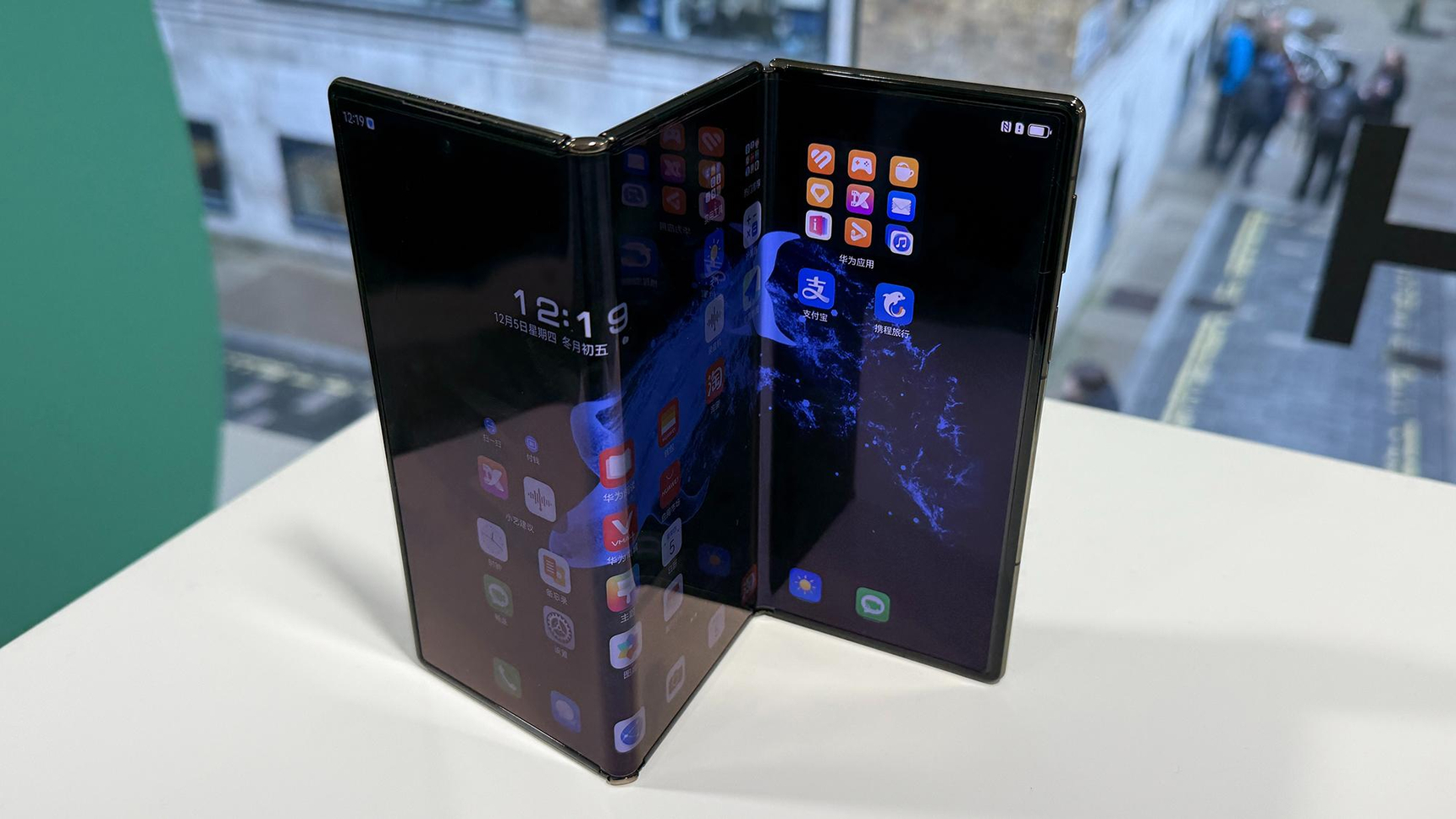 Samsung Galaxy Z TriFold が登場：形状変化する28万円の