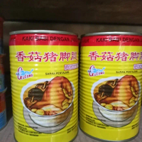 kaki babi dengan jamur dalam kaleng