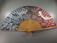 日本 藍染工房 竹折扇，扇面為藍紅過渡圖案，畫篇為日本江戶時