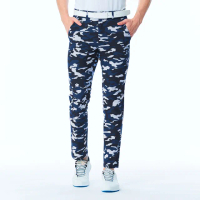 【KING GOLF】實體同步款-男款滿版迷彩印圖修身彈性休閒長褲/高爾夫球長褲(藍色)