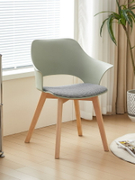 【免運】 北歐塑料椅家用實木餐椅簡約辦公接待椅休閑會議洽談書桌椅扶手椅