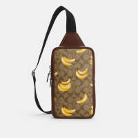 【COACH蔻馳官方直營】SULLIVAN經典Logo香蕉印花後背包-SV/卡其色/馬鞍棕色(CR295)