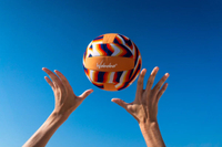 瑞典 《Waboba》 Beach Volley Ball – Laidback / 沙灘排球 橘/藍 (附打氣筒)