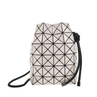 【ISSEY MIYAKE 三宅一生】BAOBAO 亮面三角格拉繩肩背/斜背小型水桶包(奶茶色)