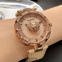 VERSUS VERSACE手錶,編號VV00396,36mm玫瑰金圓形精鋼錶殼,玫瑰金色中二針顯示, 施華洛鑽圈錶面,米白黃真皮皮革錶帶款,立體感十足!, 良工巧匠之作!