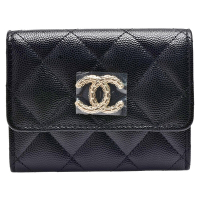 CHANEL香奈兒 經典迴紋針金色雙C LOGO菱格粒紋牛皮印花內襯雙層零錢包(黑色)