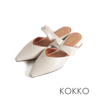 【KOKKO 集團】隨性尖頭扭結柔軟綿羊皮低跟穆勒鞋(白色)
