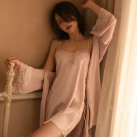 【BoBo 女人香】呢喃 冰絲緞面蕾絲側開叉綁帶睡衣裙睡袍浴袍居家服-4件式(淡藕紫)