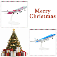 ชุดพิเศษคริสต์มาส สเกล 1/300 ประกอบด้วย แม็คดอนเนลล์ ดักลาส สำหรับ KLM และโบอิ้ง 777 สำหรับ Qatar Ai
