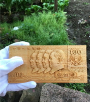 崖柏雙面精雕100元人民幣新老款百元鈔票工藝品木雕根雕手把件1入