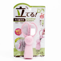 【寶盒百貨】磁鐵可立式剪刀 食物剪 可愛粉紅兔子 小剪刀(好收納 可吸附鐵製品上 白板 辦公室 廚房)