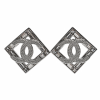 CHANEL 經典雙C LOGO水鑽鑲飾菱形造型穿式耳環(銀色)