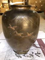 日本回流銅制花器擺飾一個，器型碩大，嵌銀，底部有款全品，有年
