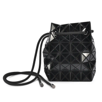 【ISSEY MIYAKE 三宅一生】BAOBAO WRING 6x4 亮面斜背抽繩水桶包(黑色)