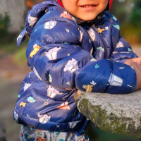 Jaket Parasut Anak membuat tubuh tidak gampang masuk angin. Bahan yang digunakan tidak membuat anak 