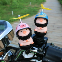 可愛小豬車載擺件電動車摩托車裝飾品小黃鴨頭盔平衡車把公仔掛件