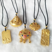 สร้อยคอทองลุ่มน้ำ, จี้หัวพระพุทธรูปกวนอิม, หัวเข็มขัดสันติภาพ, จี้ล้อสวดมนต์, โซ่เสื้อกันหนาว, สไตล์