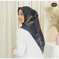 Segiempat Motif Hitam Ghea