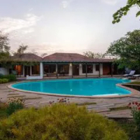 住宿 Wander Beyond by StayVista - Featuring a Bali-themed abode and a refreshing swimming pool 阿利巴格