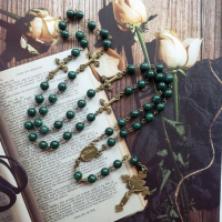 Dây chuyền hạt rosary Kitô giáo bằng ngọc trai xanh lá 8 mm, kèm huy hiệu