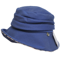 DAKS 經典金色品牌LOGO吊飾抓皺格紋滾邊造型帽(深藍色)