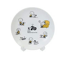小禮堂 史努比 日製 陶瓷圓盤 沙拉盤 紀念餐盤 附展示架 金正陶器 (白 70週年)