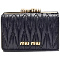 【MIU MIU】經典品牌LOGO皺褶nappa小羊皮釦式零錢袋短夾(黑色5ME005-MATELASSE-NERO)