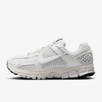 NIKE W ZOOM VOMERO 5 女休閒運動鞋-白米灰-FQ7079100