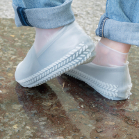 樂嫚妮 輪胎紋防滑耐磨加厚防水矽膠鞋套-透明 (附贈防水收納袋)