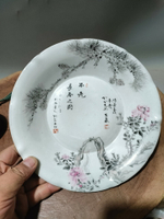 日本回流瓷器古董精品墨彩粉彩詩文松枝花卉盤，畫工意境相當漂亮
