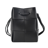 BOTTEGA VENETA 寶緹嘉  Cassette 小羊皮編織迷你水桶包(黑色)
