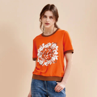 【MYSHEROS 蜜雪兒】短袖造型上衣 品牌Logo刺繡 印花設計(橙)