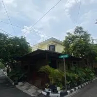 住宿 OYO 93444 Damia Homestay Syariah Gayungan 泗水