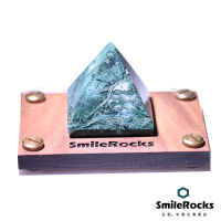 【SmileRocks 石麥】水草瑪瑙金字塔 4.0x4.0x4.0cm(避邪水晶 附SmilePad 6x9 底板)