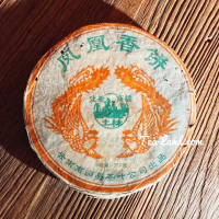 茶韻 普洱茶2005年土林鳳凰茶廠 鳳凰香餅生茶餅 357克(附茶樣10克.茶刀.收藏盒各1)