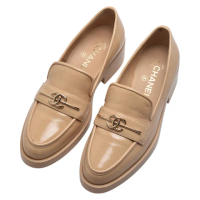【CHANEL 香奈兒】L 經典金色 CC LOGO 亮面牛皮樂福鞋(卡其色G39520-KHAKI)