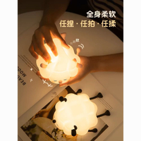 免運 小夜燈 臺燈 可愛 小巧咩咩燈綿羊拍拍小夜燈臥室可愛睡眠臺燈治愈系送男女朋友生日禮物