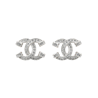 【CHANEL 香奈兒】CHANEL CC LOGO金屬鑲鑽設計穿式耳環(銀)