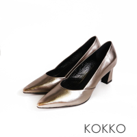 KOKKO經典優雅尖頭金屬綿羊皮粗跟鞋古銀色