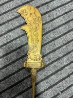 純銅鑄造青龍偃月刀，重1.15公斤，長75厘米，刀頭寬8.5