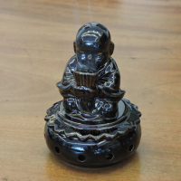 【菲鈮歐】小沙彌彩繪陶瓷聚財香爐(1552)