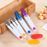 Kéo bấm cắt chỉ / cắt len mini cầm tay 11.8cm có nắp đậy an toàn gd1511