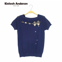 【Kinloch Anderson】短袖針織上衣 甜美綁帶穿繩蝴蝶結愛心點綴T恤 KA108901856 金安德森女裝(藏青)